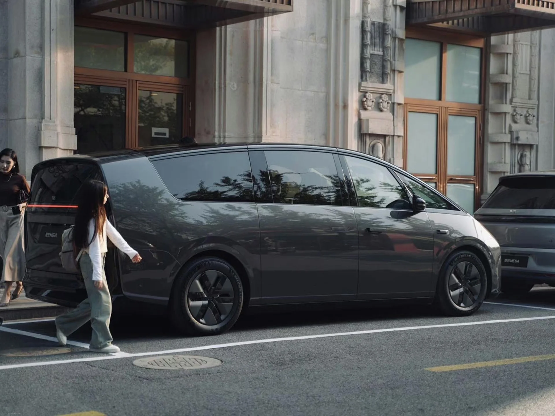 Li Auto MEGA exterior 6