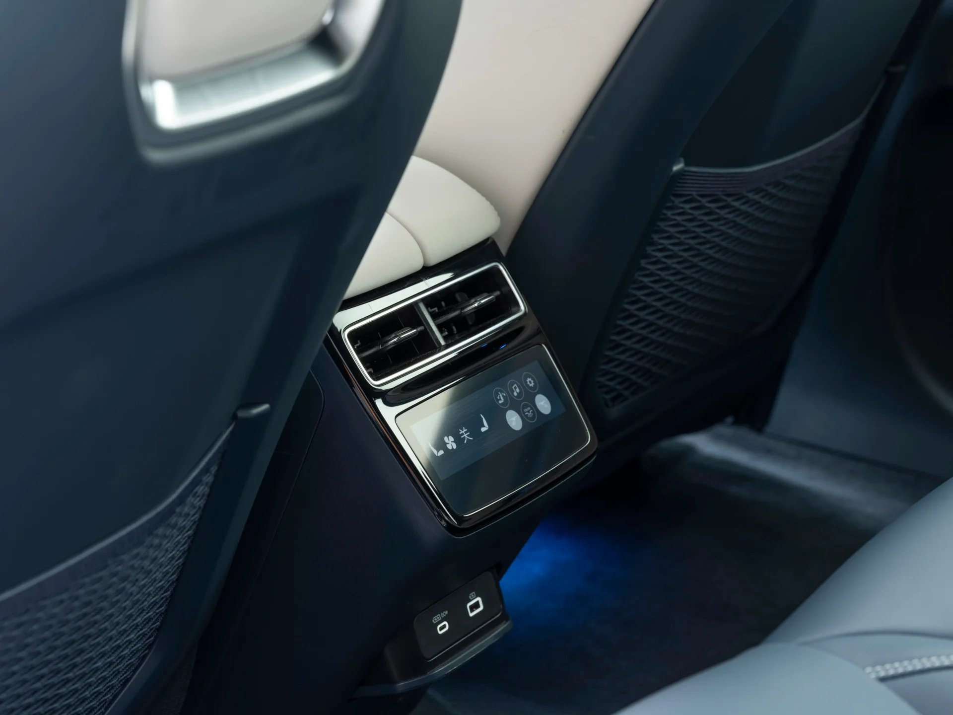 Zeekr 001 interior 1